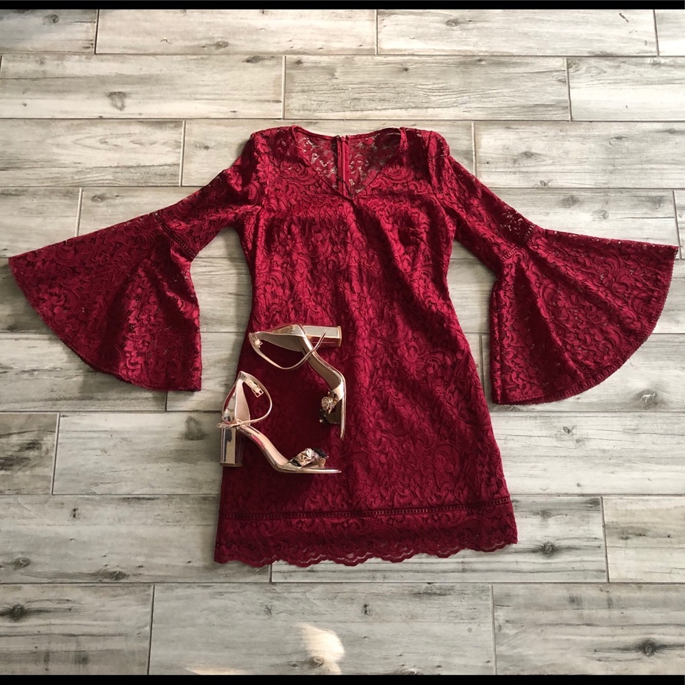BELL-SLEEVE LACE SHIFT DRESS
